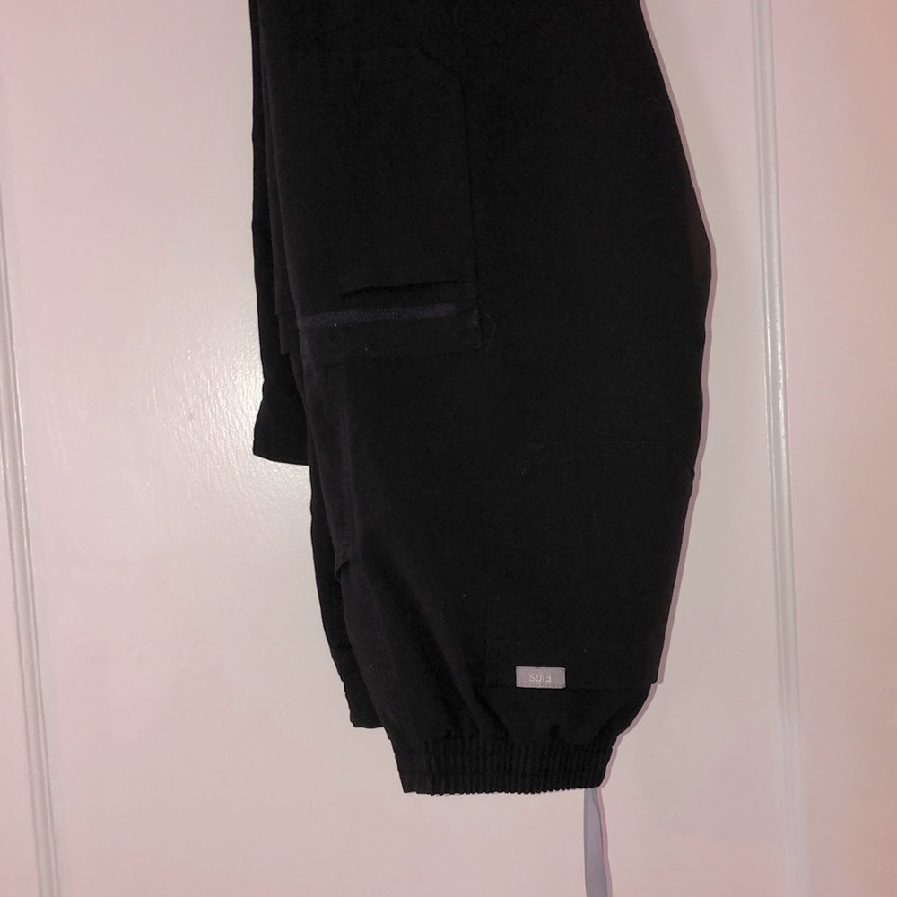 Black small tall Yola skinny scrub bottoms.